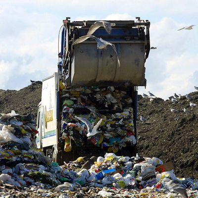 Jäteauto tuomassa lastia kaatopaikalle.