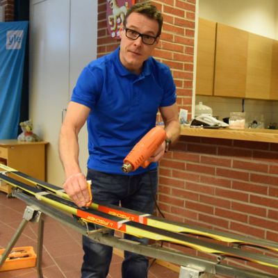Voitelumestari Mika Ilmarinen laittaa listeriä suksien pohjaan