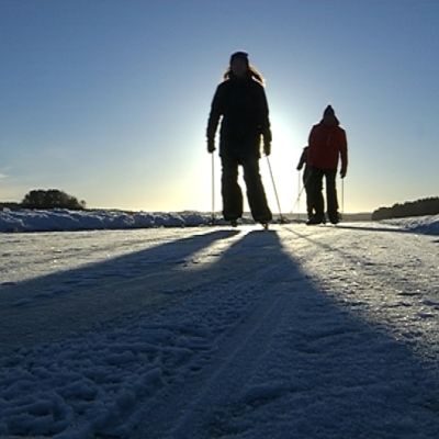 Retkiluistelua kauniissa talvisäässä.
