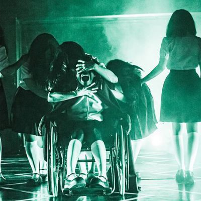 Naisia teatteriesityksessä