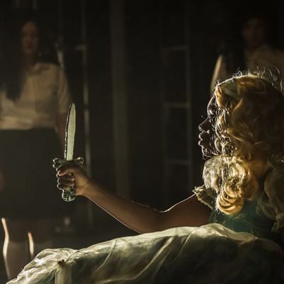 Näyttelijä Diana Tenkorang teoksessa The Grimm Book of Horrors