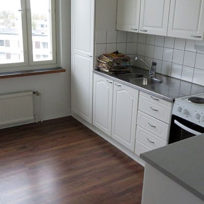 Remontoitu kerrostaloasunnon keittiö