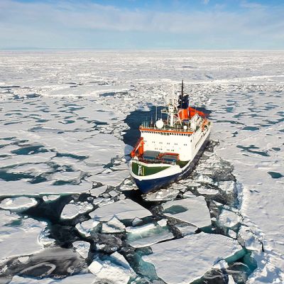 Tutkimusalus Polarstern Pohjoisella jäämerellä lähellä pohjoisnapaa.