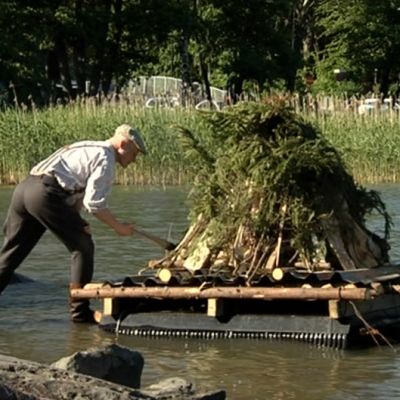 Helsingin Seurasaaren juhannusvalkeilla sytytettiin kokko perinteiseen tyyliin.