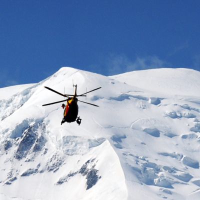 Pelastushelikopteri etsii lumivyöryn uhreja Ranskan Alpeilla 12. heinäkuuta.