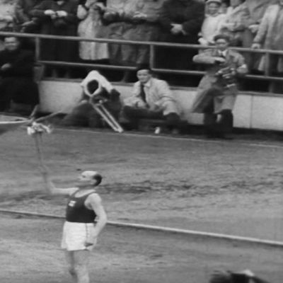 Paavo Nurmi sytyttää olympialiekin Helsingin olympialaisissa 1952.