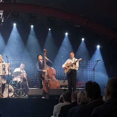 Viisihenkinen orkesteri soittaa lavalla