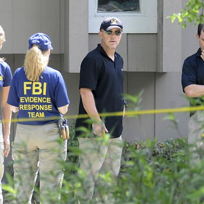 FBI:n henkilökuntaa eristetyllä ampumisen tapahtumapaikalla.
