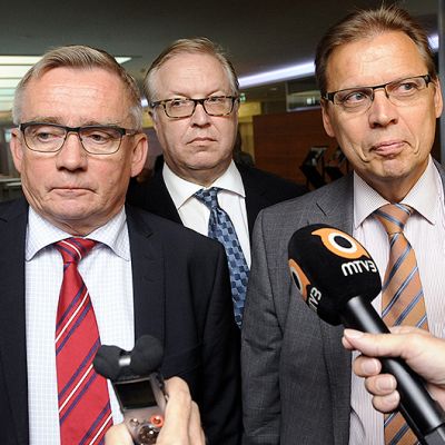 STTK:n puheenjohtaja Mikko Mäenpää (vas.), Akavan puheenjohtaja Sture Fjäder ja SAK:n puheenjohtaja Lauri Lyly saapuivat työmarkkinoiden johtoryhmän kokoukseen 30. elokuuta Helsingissä.