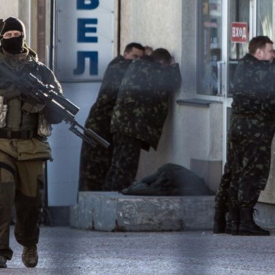 Aseistautuneet ilmeisesti venäläiset joukot pidättävät ukrainalaisia sotilaita Simferopolissa.