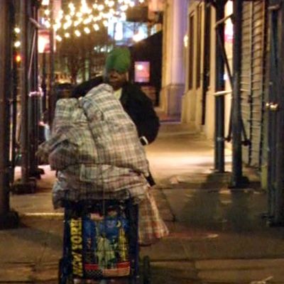 Cynthia-niminen koditon nainen työntämässä ostoskärryjään Brooklynissä.