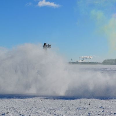 Auto jääradalla.
