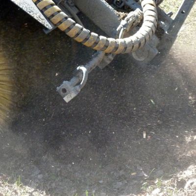 Lakaisukoneen harja ja pölyä