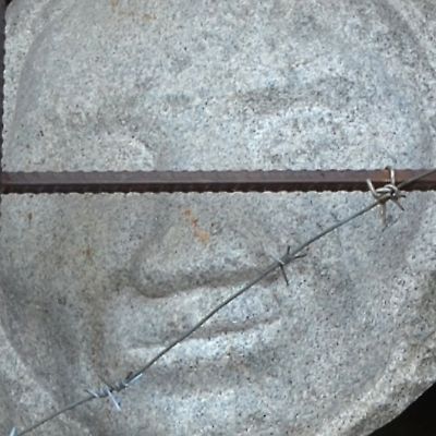 Yksityiskohta vainojen uhrien muistomerkille.