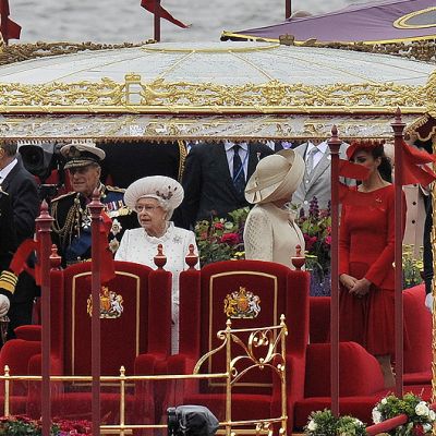 Kuningatar Elizabeth II, prinssi Philip, prinssi Charles sekä muita kuningasperheen jäseniä kuninkaallisella aluksella Thamesjoella 2015.