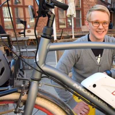 Antti Palomaa sähköpolkupyörän takana
