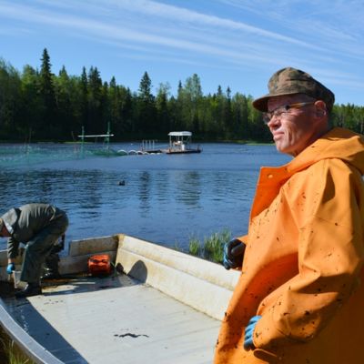 Luonnonvarakeskuksen tutkimusmestari Jaakko Vedman ja tutkija Erkki Jokikokko.