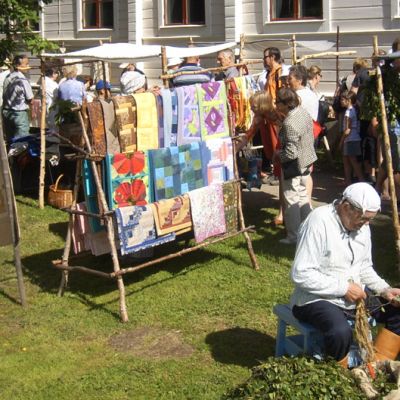 Markkinaväkeä Peräpohjolan markkinoilla