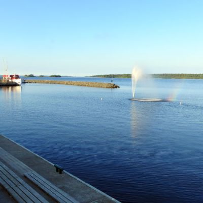 Kemin sisäsatama - suihkulähde ja portaat.
