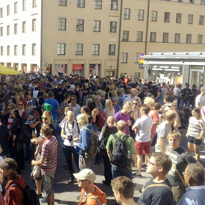 Ihmisiä Kallio Block-partyssa.