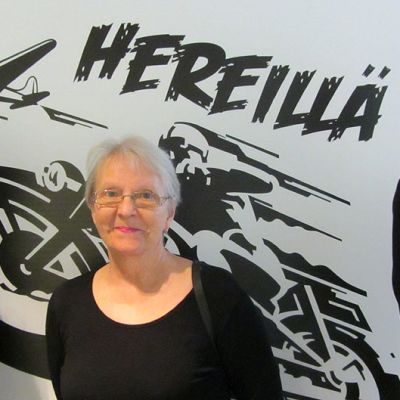 Kemin kaupunginvaltuutettu Sari Moisanen ja sarjakuvakeskuksen Anja Holpainen ja Ilpo Koskela.