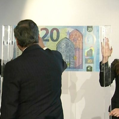 EKP:n pääjohtaja Mario Draghi allekirjoittaa uuden 20 euron setelin esittelytilaisuudessa.