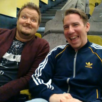 Sami Hedberg ja Aku Hirviniemi istuvat elokuvasalissa.