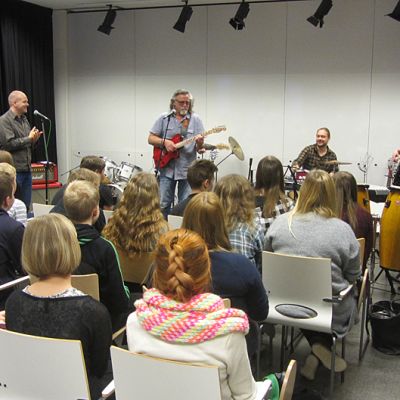 Pepe Ahlqvist veti työpajan bluesista ja rytmimusiikista Kemin Syväkankaan koulun oppilaille.