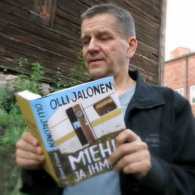 Olli Jalonen lukee kirjaansa Miehiä ja ihmisiä