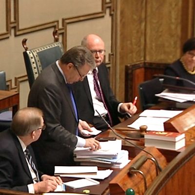 Kansanedustaja Ilkka Kanerva lukemassa lippuäänestyksen tuloksia eduskunnassa.