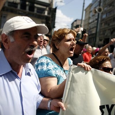 Kreikkalaiset eläkeläiset protestoivat hallituksen suunnittelemia eläkkeiden leikkauksia vastaan.