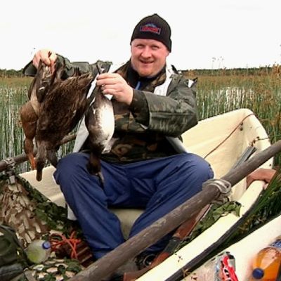 Torniolainen Arto Rahkonen osallistui vesilintujahdin avaukseen elokuussa 2014. Mies istuu veneessä ja roikuttaa neljää vesilintua.