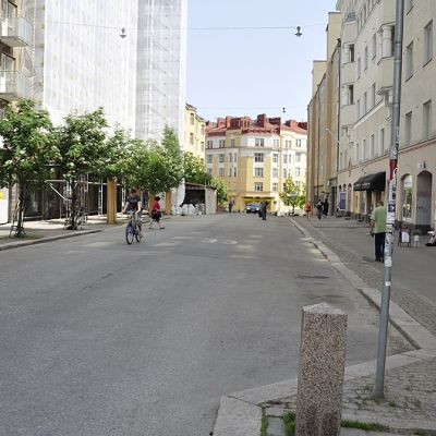 Ihmisiä kävelykadulla.