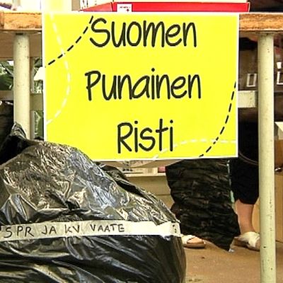 TexVexin tiloissa vaatesäkki ja kyltti, jossa teksti Suomen Punainen Risti