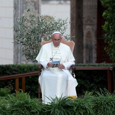 Israelin presidentti Shimon Peres, paavi Franciscus ja palestiinalaishallinnon presidentti Mahmud Abbas rukoushetkessä Vatikaanissa
