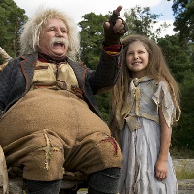 Rölli ja kultainen avain -elokuvasta Allu Tuppurainen (Rölli vanhana) ja Linnea Röhr (Juurakko)