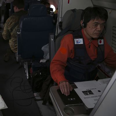 Japanin rannikkovartioston partiokoneen miehistö etsimässä kadonneen Malaysia Airlinesin lentokoneen mahdollisia jäänteitä eteläiseltä Intian valtamereltä.