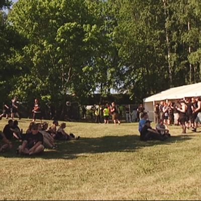 Festivaaliyleisöä anniskelualueella