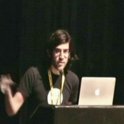 Aaron Swartz puhujanpöntössä.