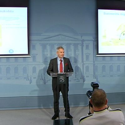 Omistajaohjausministeri Pekka Haavisto pitämässä tiedotustilaisuutta suunnitellusta merikaapelista.