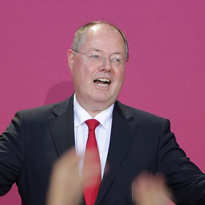 Sosiaalidemokraattien puheenjohtaja Peer Steinbrücke puhuu vaalivalvojaisiin kokoontuneille puolueen kannattajille Berliinissä ensimmäisten ennusteiden tultua julki.