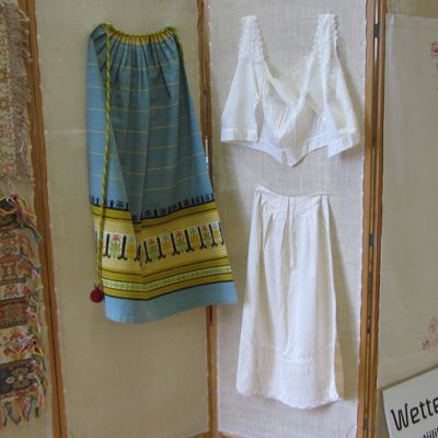 Fredrikan kesässä on esillä Häme tekstiilien näyttely alusvaatteita ja kutomisnäytteitä