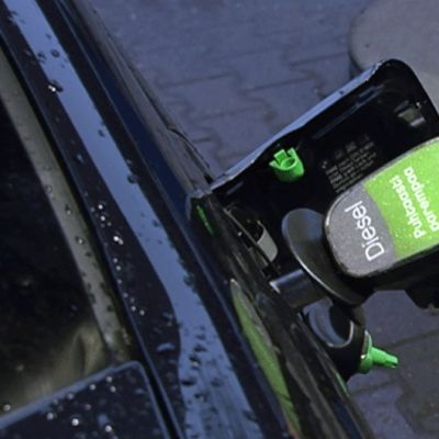 Autoilija tankkaa dieseliä Nesteen bensa-asemalla.