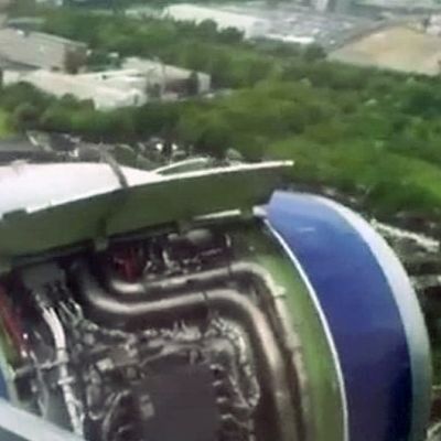 Amatöörikuvaajan videolta otetussa kuvassa näkyy Heathrown lentokentälle pakkolaskun tehneen British Airwaysin koneen moottori koneen lähestyessä kenttää.