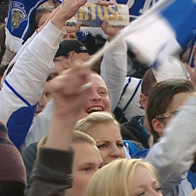 Juhlivia ihmisiä.