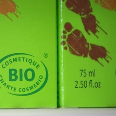 Kosmetiikkapurkin kylki.