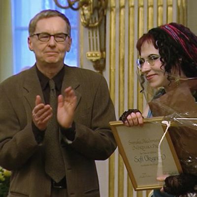 Kirjailja Sofi Oksanen vastaanottaa Ruotsin Akatemian pohjoismaisen kirjallisuuspalkinnon.