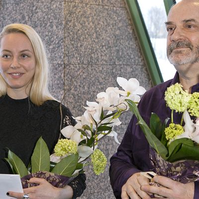 Tanssiva karhu-runopalkinnon voittaja Maria Matinmikko ja Kääntäjäkarhu-palkinnon voittaja Jukka Mallinen.