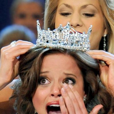 Miss America -kilpailu järjestetään nyt 92. kertaa. Kuvassa Katie Stam kruunataan vuoden 2009 kauneuskuningattareksi.