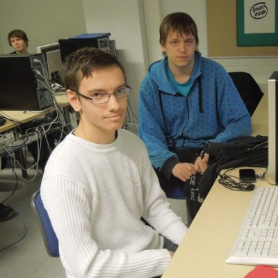 Etelä-Kymenlaakson ammattiopiston datanomiopiskelijat Ville Kähärä ja Joonas Ilvonen.